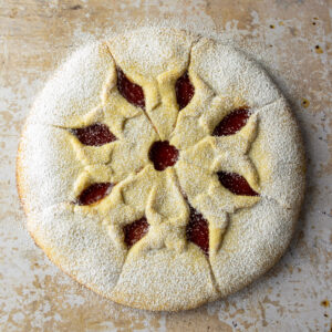 Crostata a fiore con marmellata