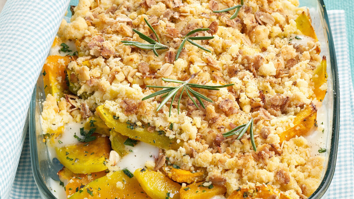 Teglia di zucca gialla con i fiocchi di orzo
