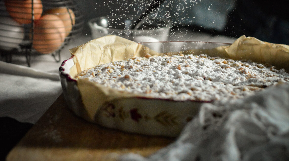 Sbriciolata al farro farcita alla confettura di more