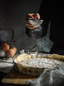 Sbriciolata al farro farcita alla confettura di more