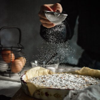 Sbriciolata al farro farcita alla confettura di more