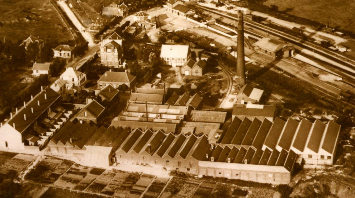 Una foto storica mostra la fonderia Le Creuset intorno agli anni 30