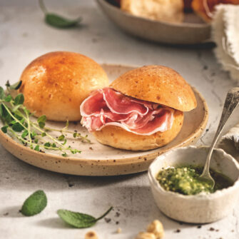 Paninetti con pesto di salvia