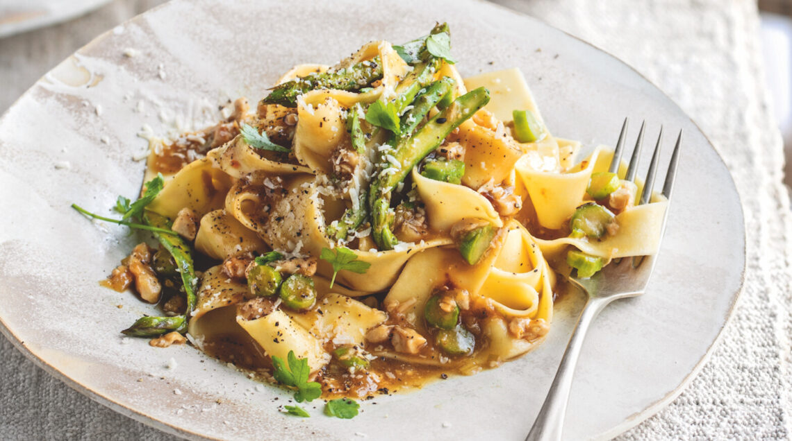 Pappardelle di mais con ragù bianco di coniglio e asparagi