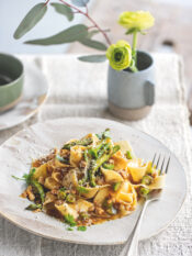 Pappardelle di mais con ragù bianco di coniglio e asparagi