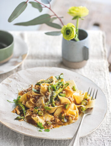 Pappardelle di mais con ragù bianco di coniglio e asparagi