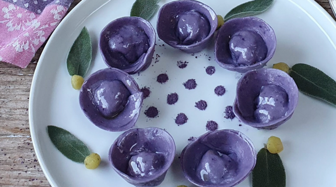 Ravioli con cavolo rosso e patate alla salvia