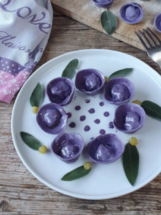 Ravioli con cavolo rosso e patate alla salvia