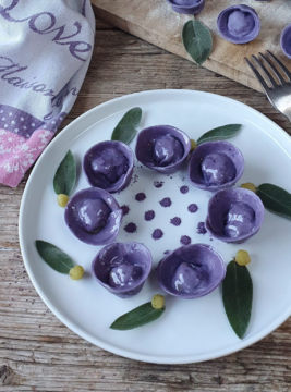 Ravioli con cavolo rosso e patate alla salvia