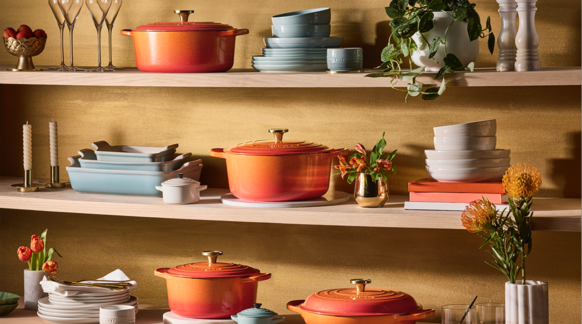 mensole con pentole e cocotte le creuset