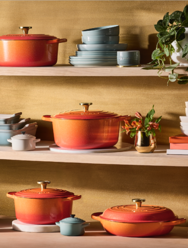 mensole con pentole e cocotte le creuset