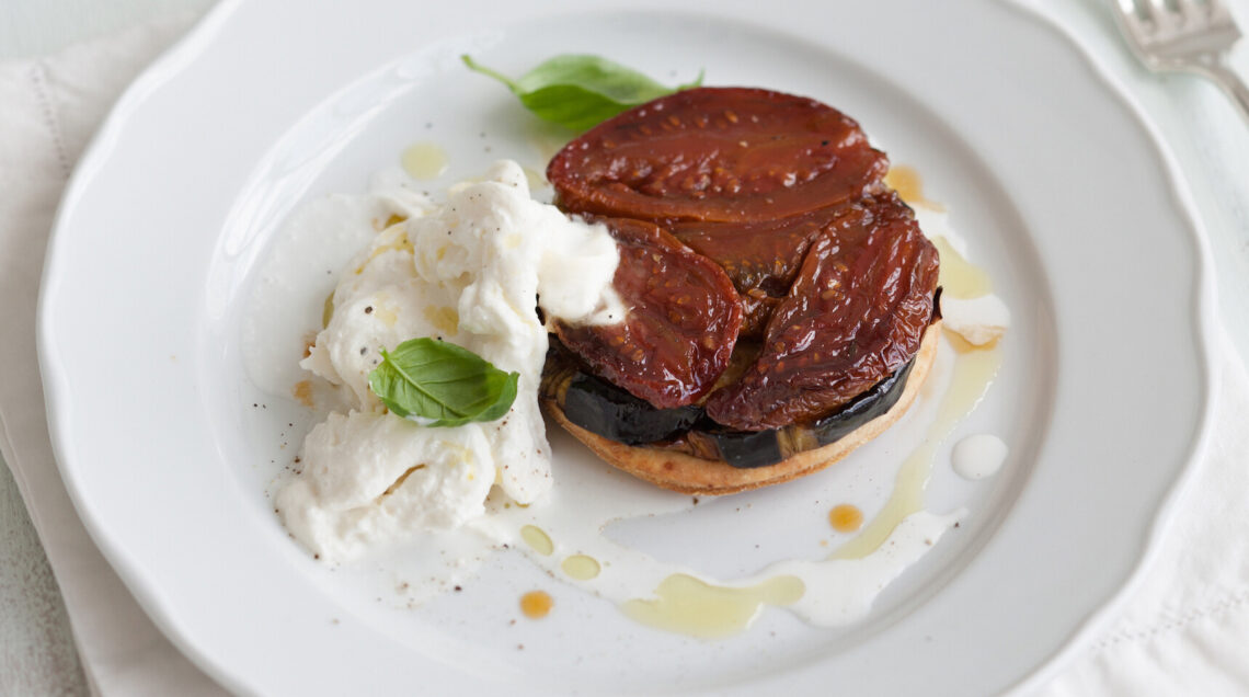 Tarte tatin con pomodori passiti e melanzane al forno