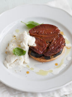 Tarte tatin con pomodori passiti e melanzane al forno