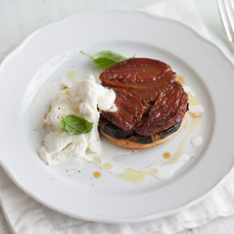 Tarte tatin con pomodori passiti e melanzane al forno