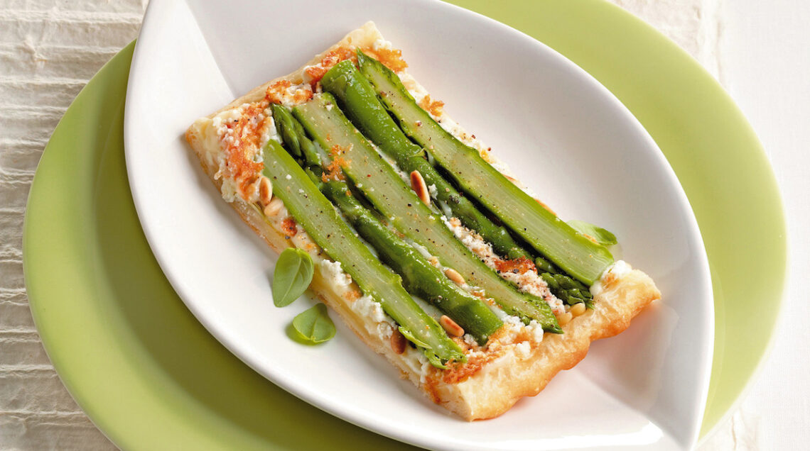 tatin con asparagi formaggi e pinoli