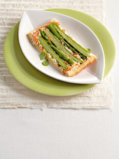 tatin con asparagi formaggi e pinoli