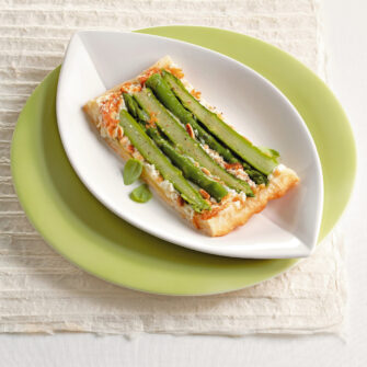 tatin con asparagi formaggi e pinoli