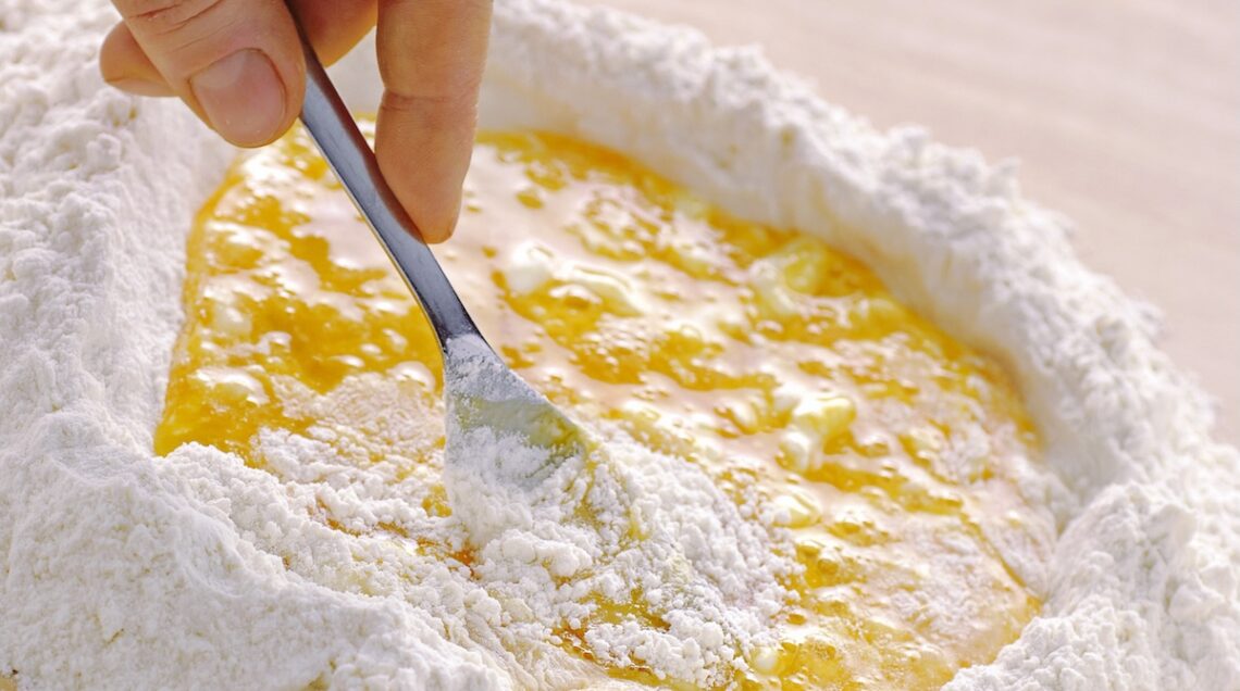 uova nella cavità della fontana di farina