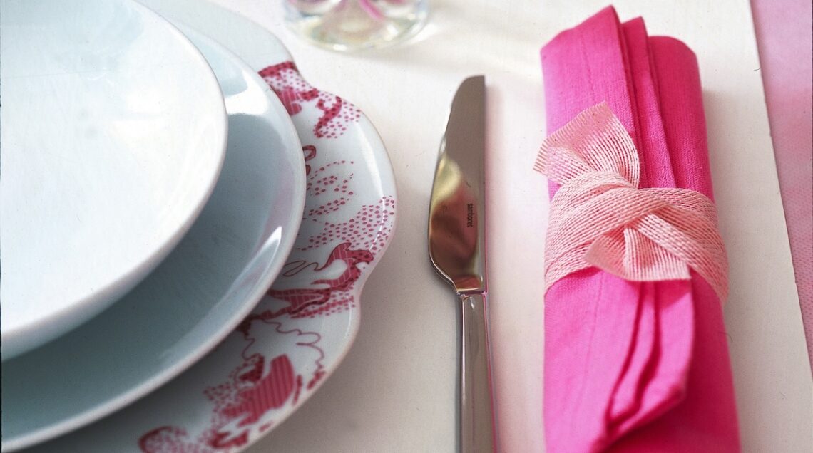 una tavola apparecchiata in bianco e rosa per san valentino