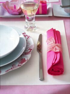 una tavola apparecchiata in bianco e rosa per san valentino