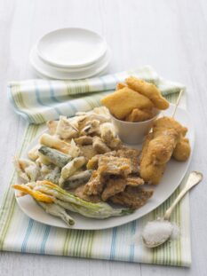 fritto misto all'italiana con verdure, pastella e carne impanate e infarinate