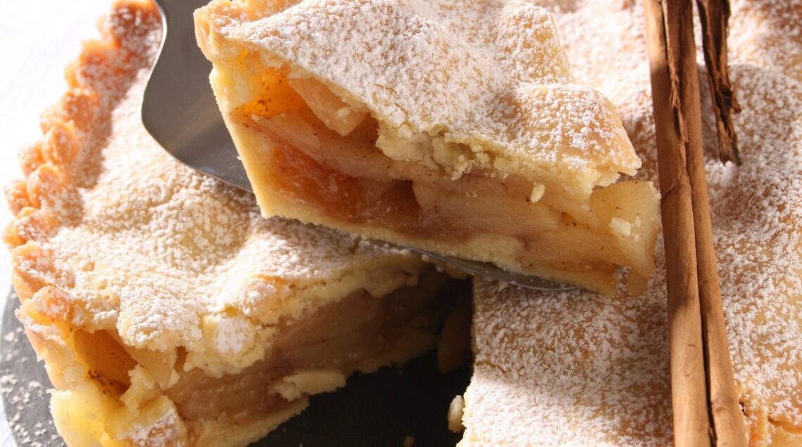 apple pie con fetta tagliata e bacchetta di cannella