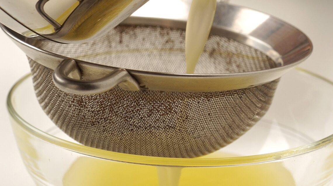 preparazione del burro chiarificato, passaggio attraverso il colino