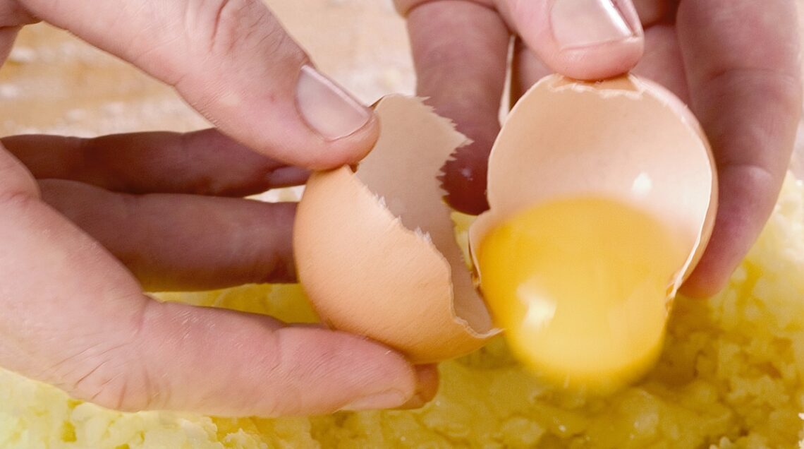 mani che sgusciano. un su una purea di patate