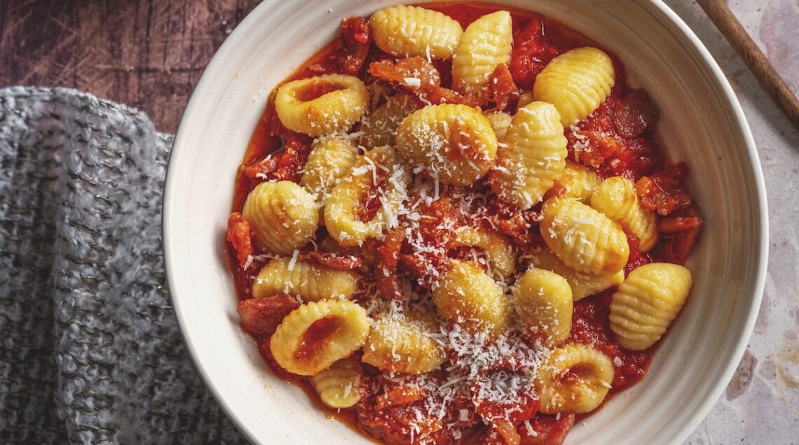 gnocchi di farina di mais conditi con sugo al pomodoro, pancetta e formaggio grattugiato