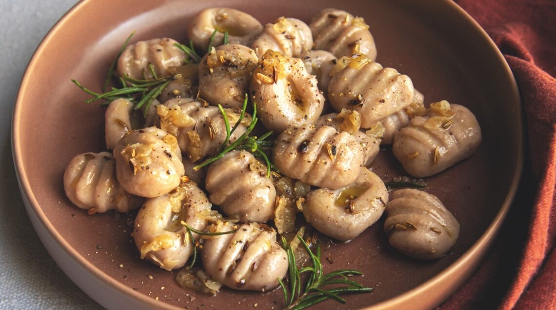 gnocchi con farina di castagne su un piatto con ciuffetti di rosmarino