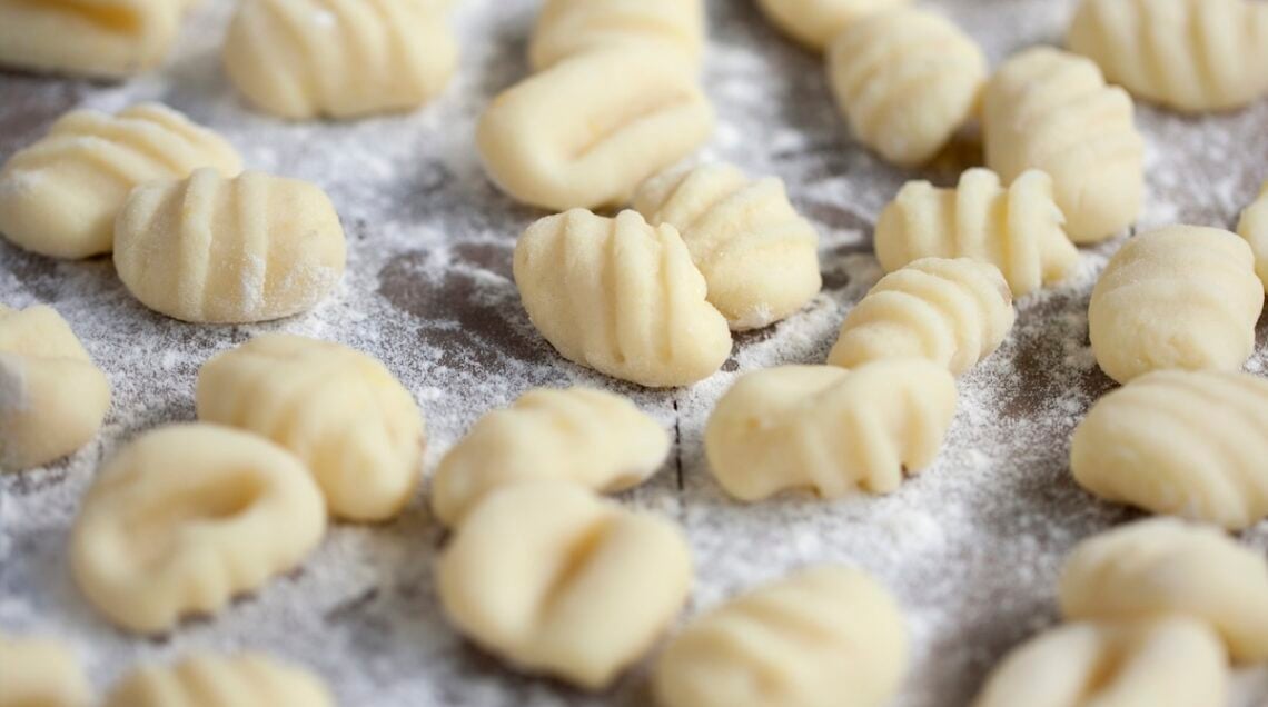 gnocchi di patate crudi su un piano infarinato