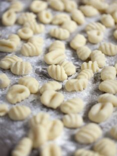 gnocchi di patate crudi su un piano infarinato
