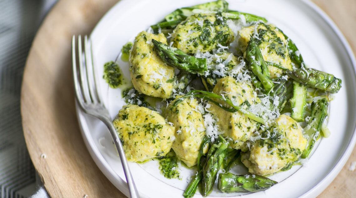 gnocchi bianchi e verdi con cipollotti e asparagi