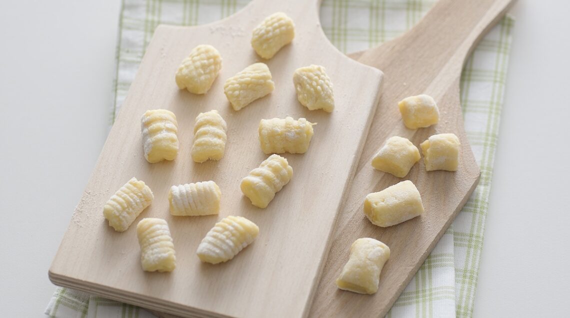 gnocchi di patate di varie forme su due taglieri di legno