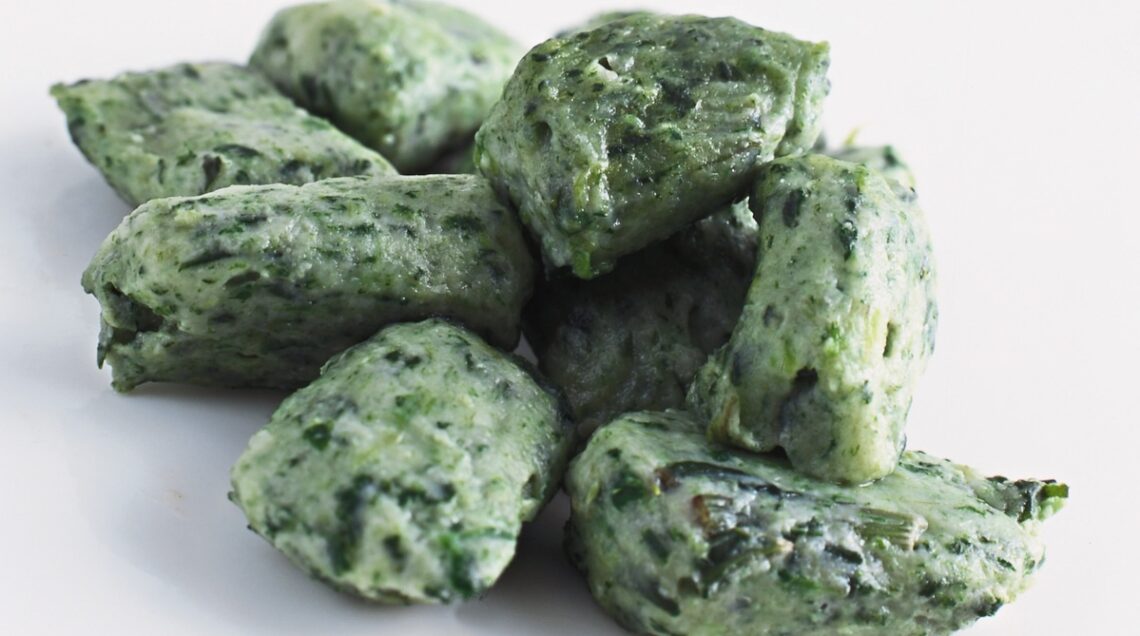 gnocchi di spinaci su fondo bianco