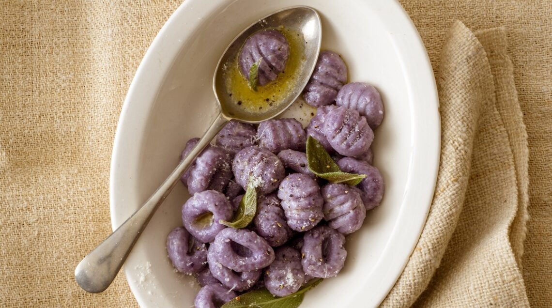 gnocchi viola conditi con burro e salvia
