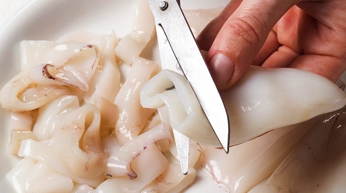 sacche di calamaro tagliate ad anelli con le forbici