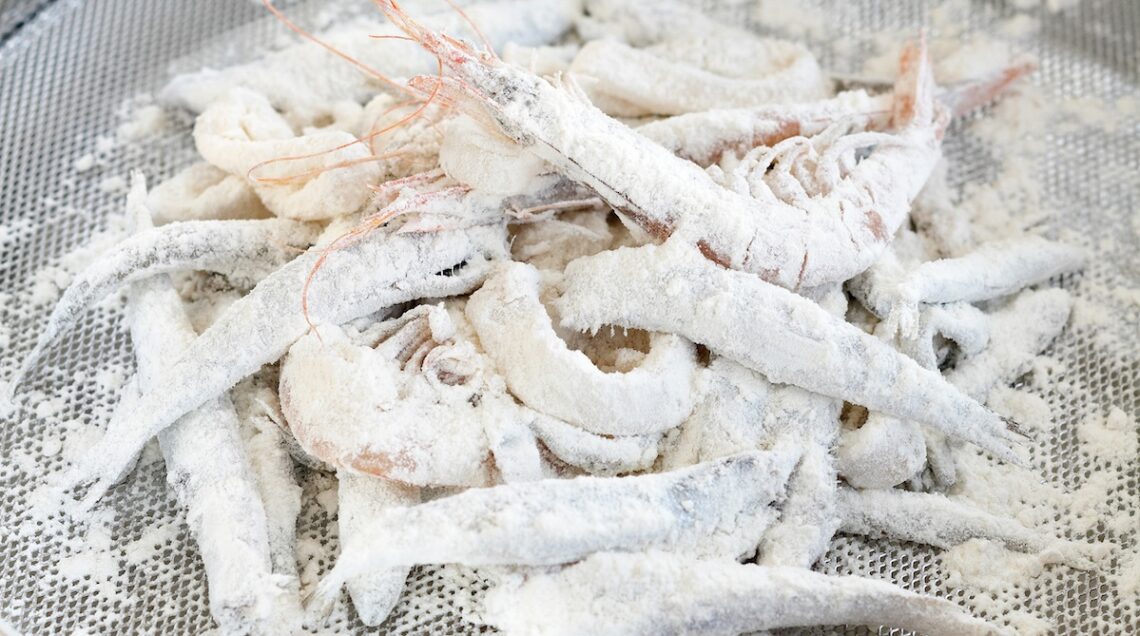 pesciolini e gamberi infarinati in un setaccio