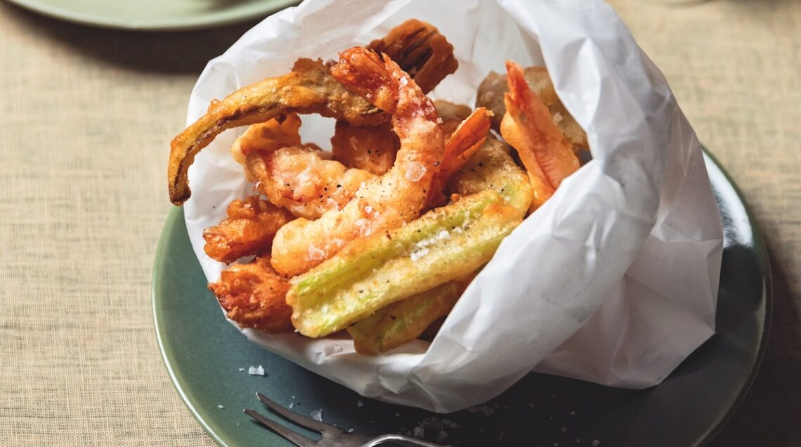 mazzancolle pastellate e fritte in un cartoccio bianco