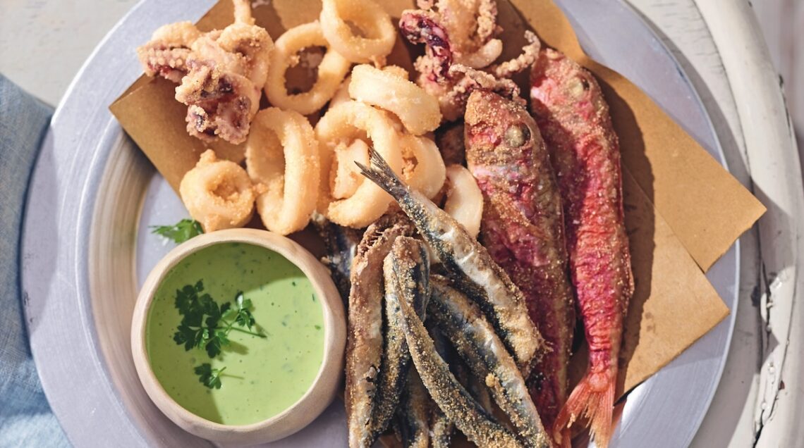 misto fritto con pesciolini, calamari e triglie accompagnati da una salsina verde
