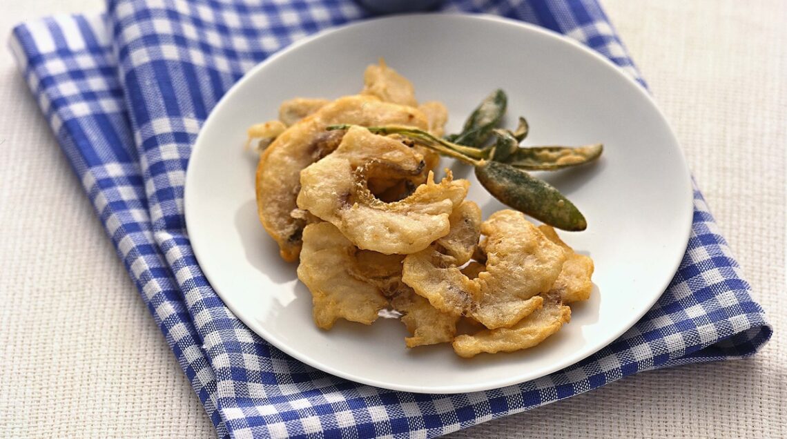 fettine di stoccafisso fritte con salvia fritta su un piatto