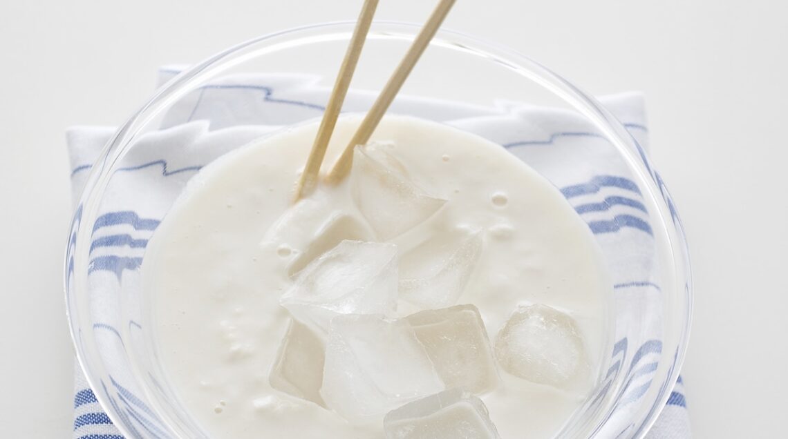 acqua, farina e ghiaccio in una ciotola con due bacchette