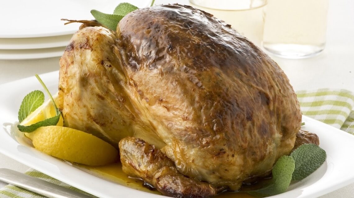 pollo arrosto al limone con foglie di salvia