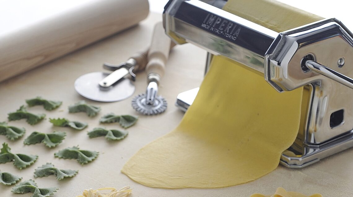 pasta fresca di diversi formati con macchina tirapasta, matterello e rotelle