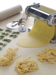 pasta fresca di diversi formati con macchina tirapasta, matterello e rotelle