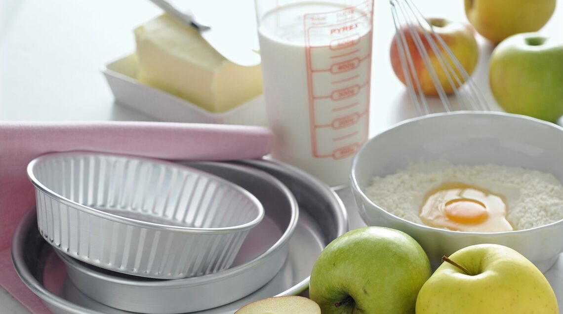 ingredienti e utensili per fare la torta di mele