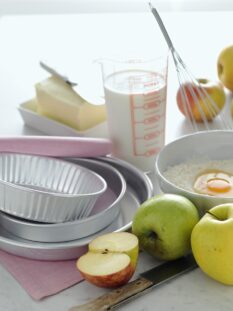 ingredienti e utensili per fare la torta di mele