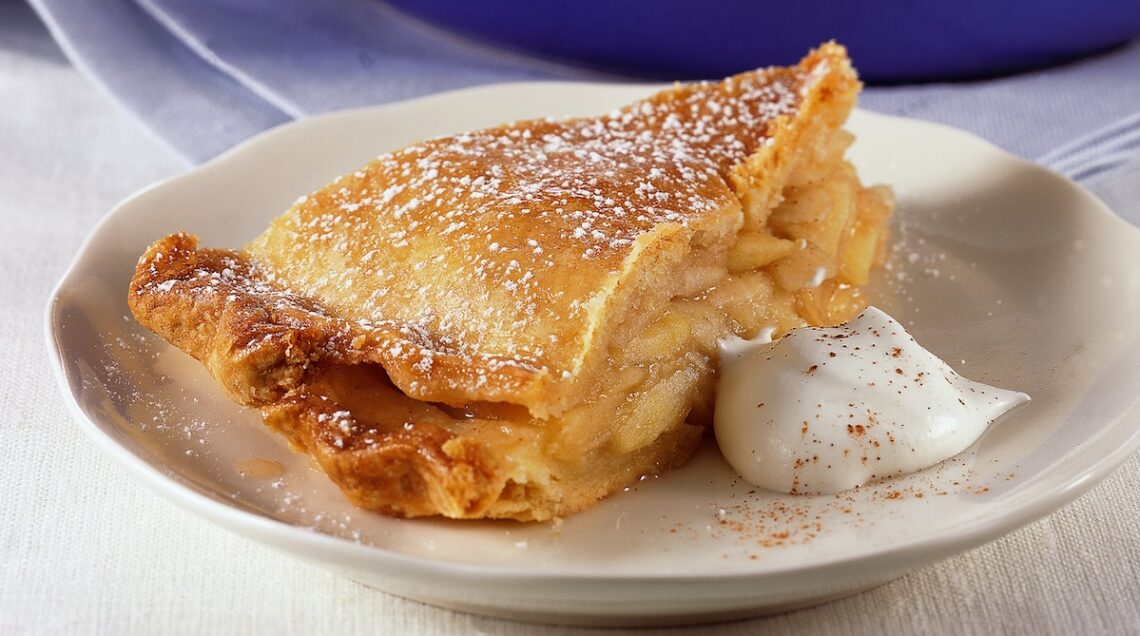 fetta di apple pie con panna