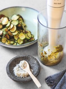 zucchine cotte lavorate con un frullatore a immersione