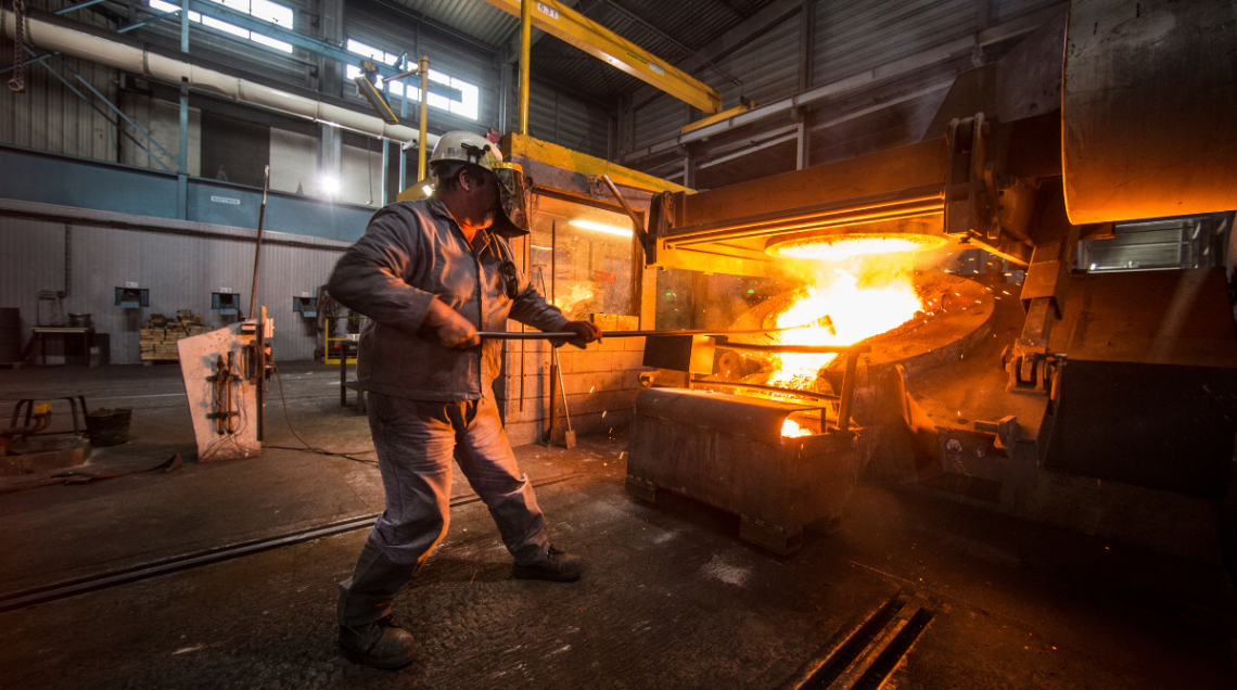 Un momento della fusione della ghisa delle pentole le creuset nel crogiolo